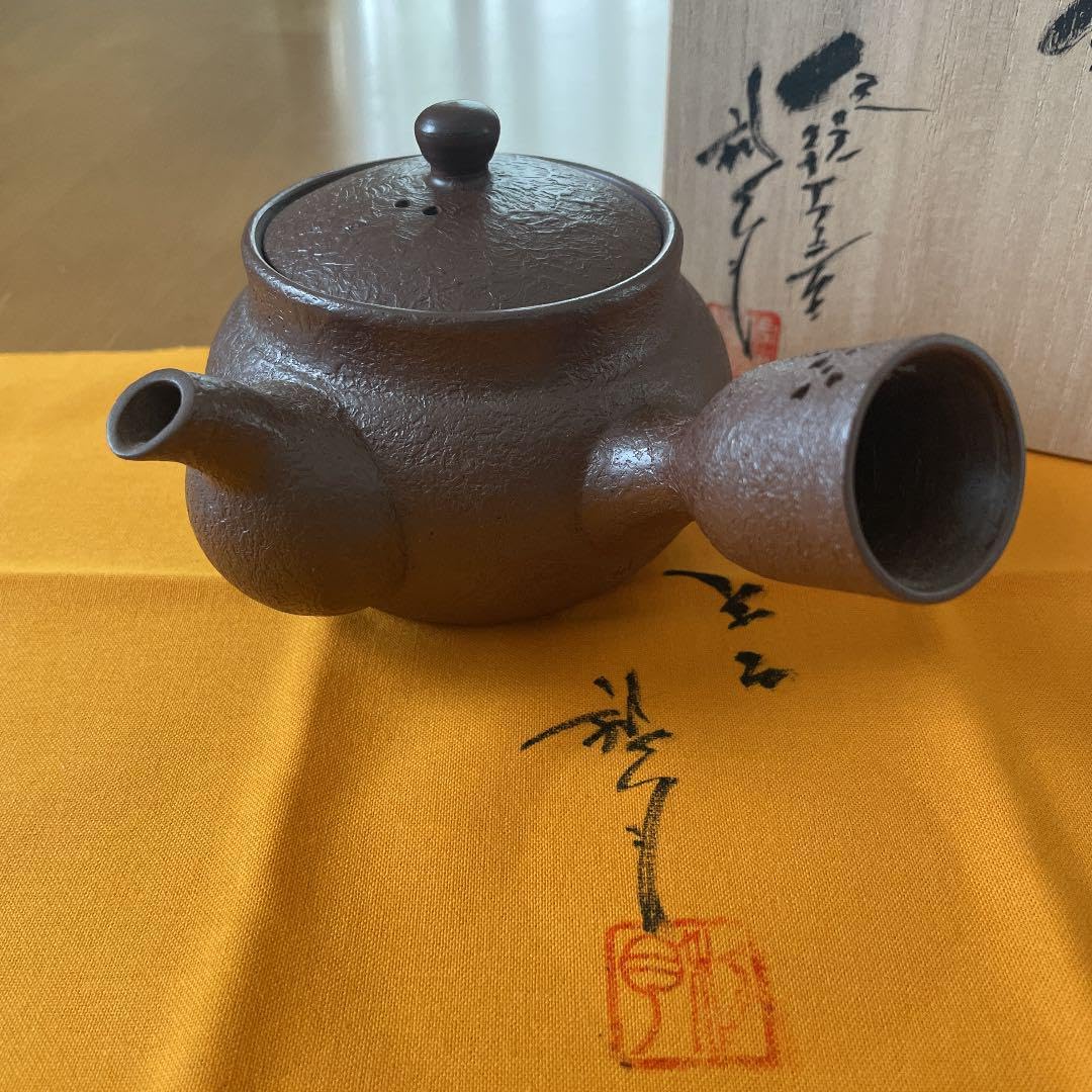 新品未使用】萬古焼 作家物 丸形俵彫 1.5合 急須 利月窯佐野利月 新品未使用】萬古焼 作家物 丸形俵彫 1.5合 急須 利月窯佐野利月
